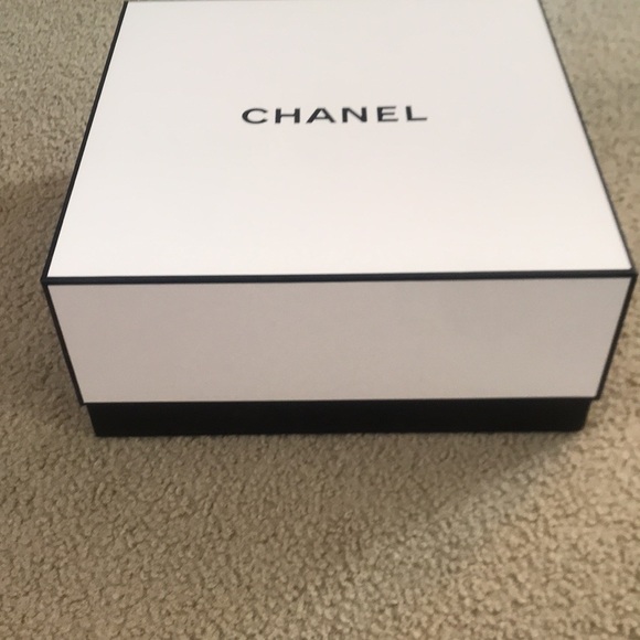 🌸NEW🌸 Chanel large gift box with tissue paper & shredded paper - Picture 4 of 15